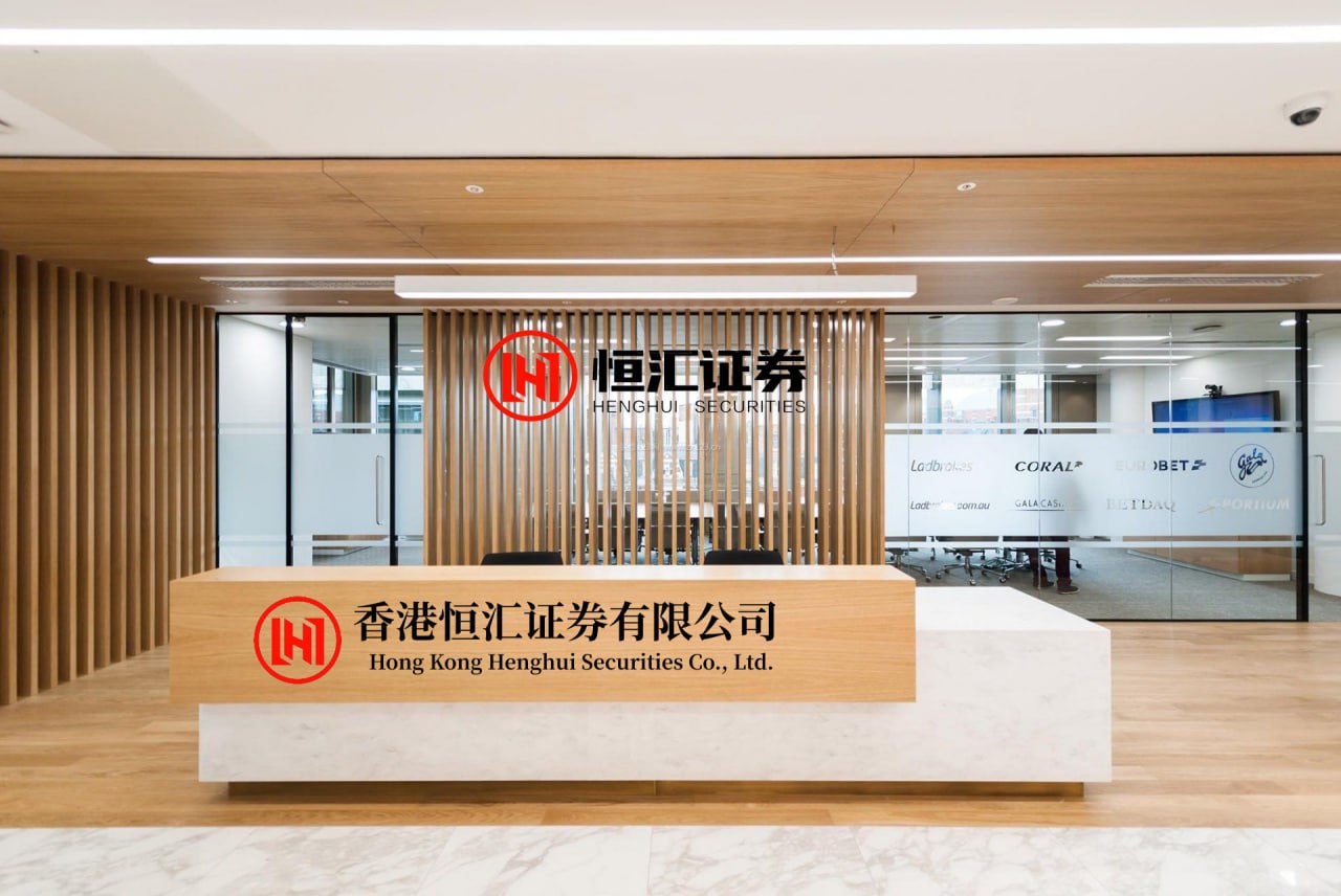 环球策略 三只大德牧带了一只流浪猫回家，四脸期待希望主人能收留...